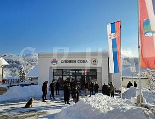 СЛУЖЕН ПАРАСТОС И ПОЛОЖЕНИ ВИЈЕНЦИ У СПОМЕН-СОБИ