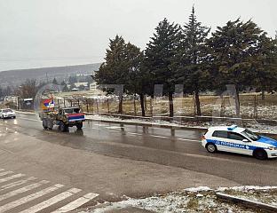 ДЕФИЛЕ КОЛОНЕ АУТОМОБИЛА, ОКИЋЕНИХ СРПСКИМ ТРОБОЈКАМА