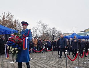 ПОЛОЖЕНИ ВИЈЕНЦИ И ЦВИЈЕЋЕ КОД СПОМЕНИКА БРАНИОЦИМА БРЧКОГ