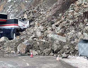 ВЕЛИКА КОЛИЧИНА КАМЕЊА ОБРУШИЛА СЕ НА БЕНЗИНСКУ ПУМПУ