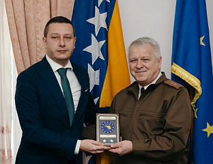 КОМАНДАНТ ЕУФОРА УРУЧИО ГОГАНОВИЋУ ПЛАКЕТУ ЗА ДОПРИНОС САРАДЊИ