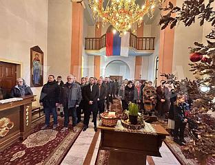 СЛУЖЕН ПОМЕН ЖРTВАМА СTРАВИЧНОГ УСTАШКОГ ЗЛОЧИНА У ДРАКСЕНИЋУ 1942. ГОДИНЕ