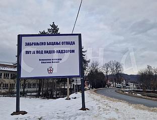 У ПРИБОЈУ ПОСТАВЉЕН БИЛБОРД УПОЗОРЕЊА ДА СЕ НЕ БАЦА ОТПАД ПОРЕД ПУТА
