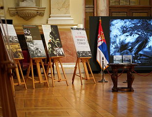 У ХОЛУ СКУПШТИНЕ ОТВОРЕНА ИЗЛОЖБА "ЈАСЕНОВАЦ - ТРАЈНА ОПОМЕНА"