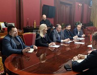 ПОЧЕО САСТАНАК МИНИЋА СА ДЕЛЕГАЦИЈОМ СНСД-а