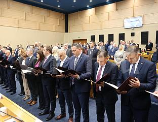 ПРЕМИЈЕР И МИНИСТРИ ПОЛОЖИЛИ ЗАКЛЕТВУ, ОКОНЧАНА ПОСЕБНА СЈЕДНИЦА