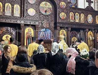 ЕПИСИКОП САВА СЛУЖИ СВЕТУ АРХИЈЕРЕЈСКУ ЛИТУРГИЈУ У САБОРНОМ ХРАМУ