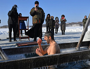 У ХАКАСИЈИ ОКО 3.600 ЉУДИ ПЛИВАЛО ЗА ЧАСНИ КРСТ НА ТЕМПЕРАТУРИ ОД МИНУС 37 СТЕПЕНИ