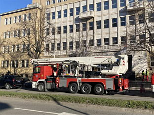 УГАШЕН ПОЖАР НА КРОВУ ЗГРАДЕ СПЕЦИЈАЛНОГ СУДА