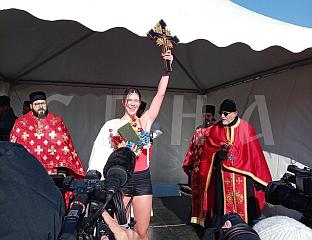 МАША МЕЂУ 400 ПЛИВАЧА ПРВА ДОПЛИВАЛА ДО ЧАСНОГ КРСТА У ЗЕМУНУ