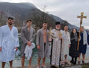 СЕРГЕЈ АНЂЕЛИЋ ПРВИ ДОПЛИВАО ДО ЧАСНОГ КРСТА НА РИЈЕЦИ ПЛИВИ