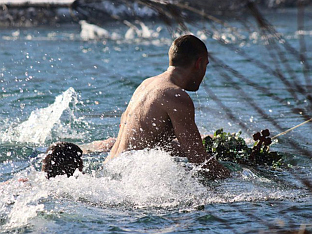 МАТЕЈА КАСАЛОВИЋ ПРВИ ДОПЛИВАО ДО ЧАСНОГ КРСТА НА ЈЕЗЕРУ ГАЗИВОДЕ