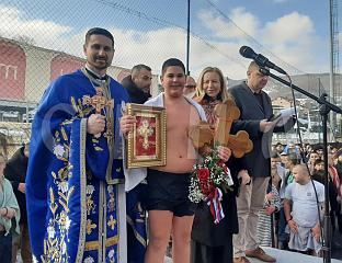 ТРИНАЕСТОГОДИШЊАК ПРВИ ДОПЛИВАО ДО ЧАСНОГ КРСТА НА ЋЕХОТИНИ