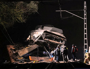 ВОЗ ИСКОЧИО ИЗ ШИНА, МАШИНОВОЂА ПОГИНУО, ДЕСЕТИНЕ ПОВРИЈЕЂЕНИХ