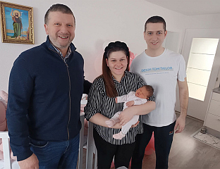 ЗЛАТНИКОМ ДАРИВАНА ПРВОРОЂЕНА БЕБА У ОВОЈ ГОДИНИ