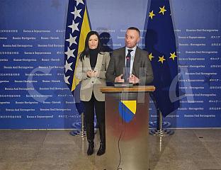 УСТАВНИ СУД ТРЕБА ДА СЕ ПРОГЛАСИ НЕНАДЛЕЖНИМ ПРИЛИКОМ ОДЛУЧИВАЊА О УСТАВНОСТИ ВЛАДЕ СРПСКЕ