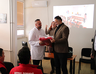 ЖУНИЋ ДОНИРАО НОВЕ УНИФОРМЕ ЗА СЛУЖБУ ХИТНЕ МЕДИЦИНСКЕ ПОМОЋИ