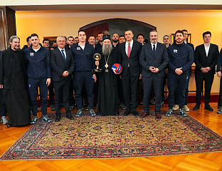 ПАТРИЈАРХ ПОРФИРИЈЕ УГОСТИО У ПАТРИЈАРШИЈИ ЗЛАТНЕ ВАТЕРПОЛИСТЕ