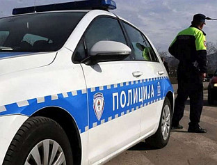 ЛИЦЕ ИЗ СРБИЈЕ УХВАТИЛО ПОЛИЦАЈЦА ЗА РЕВЕР И ПРИЈЕТИЛО МУ