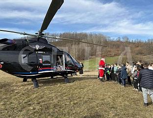 ДЈЕД МРАЗ СТИГАО ХЕЛИКОПТЕРОМ, ПОДИЈЕЛИО ПАКЕТИЋЕ ЗА 45 УЧЕНИКА