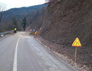 ОДРОН НА МАГИСТРАЛНОМ ПУТУ КОД ФОЧЕ, ПРОХОДНА ЈЕДНА КОЛОВОЗНА ТРАКА