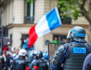 ДЕМОНСТРАНТИ ПОЦИЈЕПАЛИ ЗАСТАВУ ЕУ У ЦЕНТРУ ПАРИЗА