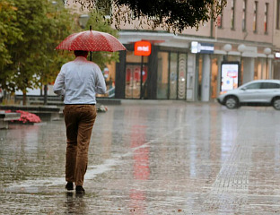 СУТРА НАТПРОСЈЕЧНО ТОПЛО И ПРЕТЕЖНО ОБЛАЧНО СА КИШОМ