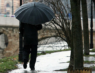 НАТПРОСЈЕЧНО ТОПЛО И ОБЛАЧНО СА КИШОМ