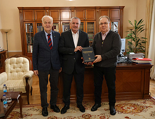 ВИШКОВИЋУ УРУЧЕНО ШЕСТ ТОМОВА ЕНЦИКЛОПЕДИЈЕ СРПСКЕ