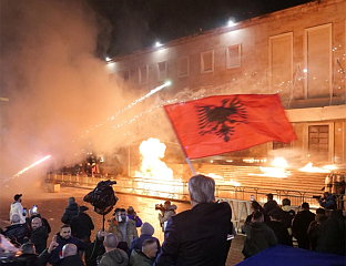УХАПШЕНО 21 ЛИЦЕ НАКОН ПРОТЕСТА ОПОЗИЦИЈЕ У ТИРАНИ, ПОВРИЈЕЂЕНО 16 ПОЛИЦАЈАЦА