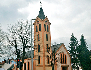 УВРЕДЉИВ ГРАФИТ НА КАТОЛИЧКОЈ ЦРКВИ, ОСУДИЛИ ПРАЊИЋ И МИЛИЧЕВИЋ