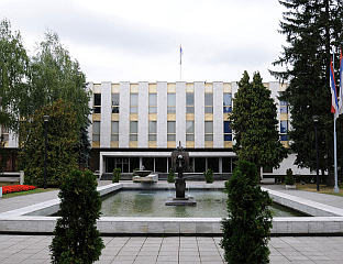 ЗАКОН О СТВАРНИМ ПРАВИМА НИКОГА НЕ ФАВОРИЗУЈЕ НИТИ ДИСКРИМИНИШЕ