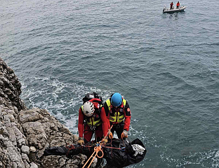 ИЗ МОРА ИЗВУЧЕНО ТИЈЕЛО МУШКАРЦА, А ПРОНАЂЕНО И ТИЈЕЛО ЖЕНЕ КОЈА ЈЕ СЛЕТЈЕЛА У МОРАЧУ