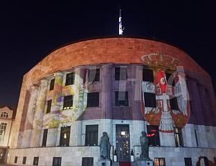 У ЧАСТ СРЕТЕЊА ПАЛАТА РЕПУБЛИКЕ ОСВИЈЕТЉЕНА БОЈАМА ЗАСТАВА СРПСКЕ И СРБИЈЕ