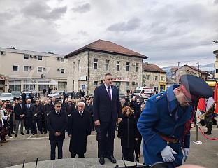 ПОЛОЖЕНИ ВИЈЕНЦИ КОД ЦЕНТРАЛНОГ СПОМЕНИКА НА ТРГУ ПАЛИХ БОРАЦА