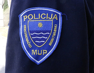 ЧЕTИРИ ОСОБЕ ПРИВЕДЕНЕ ЗБОГ УБИСTВА, ЗА ДВИЈЕ СЕ TРАГА