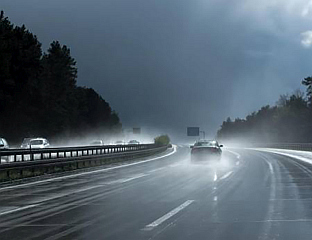 У ВИШИМ ПРЕДЈЕЛИМА СНИЈЕГ СЕ МЈЕСТИМИЧНО ЗАДРЖАВА НА КОЛОВОЗУ