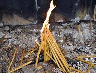 СЛУЖЕН ПАРАСТОС СРБИМА УБИЈЕНИМ У ТЕРОРИСТИЧКОМ НАПАДУ ПРИЈЕ 25 ГОДИНА