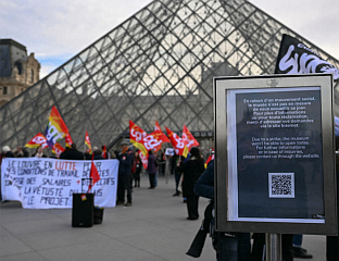 ДИЈЕЛОВИ ЛУВРА ЗАТВОРЕНИ ЗБОГ ШТРАЈКА