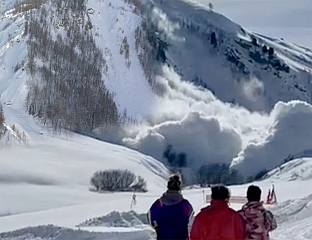 ТРИ ОСОБЕ ПОГИНУЛЕ У ЛАВИНАМА