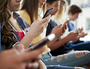 РАСТУЋА ДИГИТАЛНА ЗАВИСНОСТ МЕЂУ ТИНЕЈЏЕРИМА