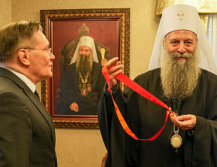 ПАТРИЈАРХ ПОРФИРИЈЕ УРУЧИО ОРДЕН АЛЕКСЕЈУ ЛИХАЧОВУ