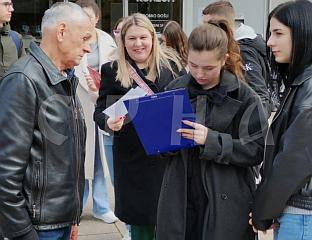 УЧЕНИЦИ СА ГРАЂАНИМА РАЗГОВАРАЛИ О УПОТРЕБИ ТУЂИЦА