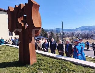 ПОЛОЖЕНИ ВИЈЕНЦИ НА СПОМЕНИК СТВАРАОЦИМА И БРАНИОЦИМА СРПСКЕ, ПОЧАСТ ОДАО И ДОДИК