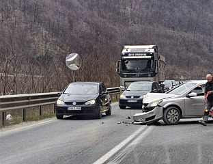 ЈЕДНА ОСОБА ТЕШКО ПОВРИЈЕЂЕНА У СУДАРУ ДВА АУТОМОБИЛА
