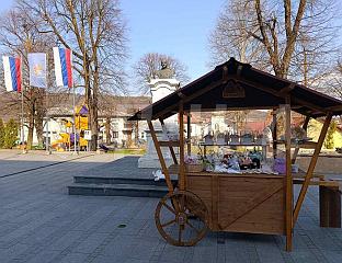 УЛИЦЕ И ТРГОВИ УКРАШЕНИ ЦВИЈЕЋЕМ И РУКОТВОРИНАМА