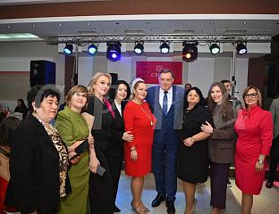 ДОДИК ЗАХВАЛИО ЖЕНАМА ЗА АКТИВИЗАМ