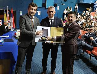 ПЛАКЕТА СА ЗЛАТНИМ ГРБОМ БРЧКО ДИСТРИКТУ