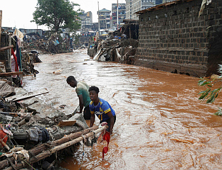 НАЈМАЊЕ 62 ОСОБЕ ПОГИНУЛЕ У ПОПЛАВАМА