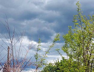 СУТРА ОБЛАЧНО СА ПАДАВИНАМА И ЗАХЛАЂЕЊЕМ